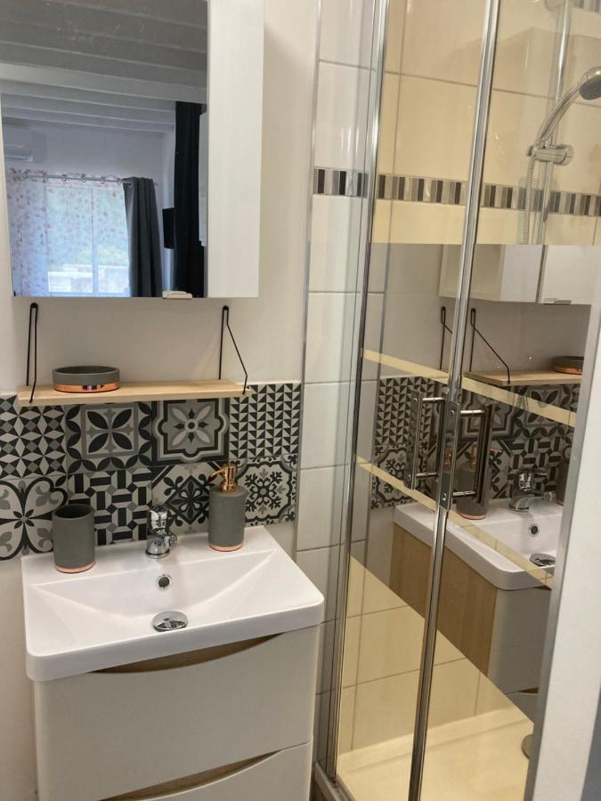 Au Havre De Paix Apartment Gareoult Bagian luar foto