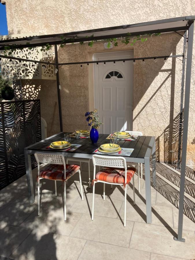 Au Havre De Paix Apartment Gareoult Bagian luar foto